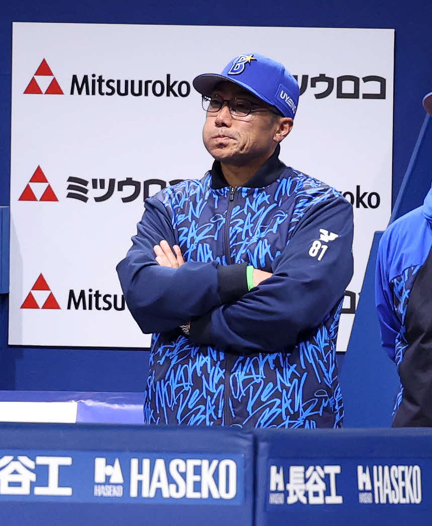 DeNA対ヤクルト　3回裏、戦況を見つめるDeNA相川監督（撮影・鈴木正人）　