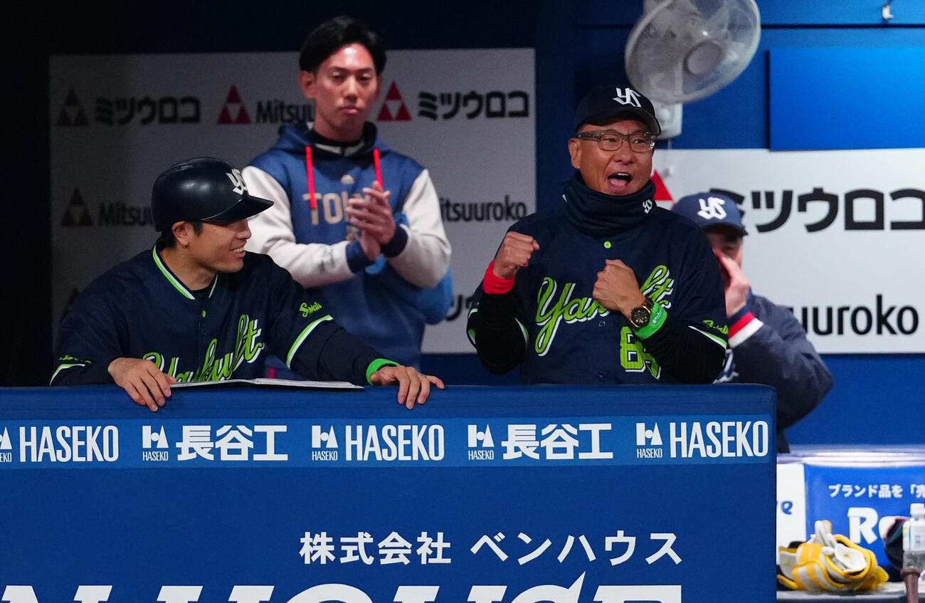 DeNA対ヤクルト　7回裏DeNA1死一塁、打者石上の時、一塁走者三森の二盗を捕手古賀が刺し、ガッツポーズする池山監督（右）（撮影・鈴木みどり）