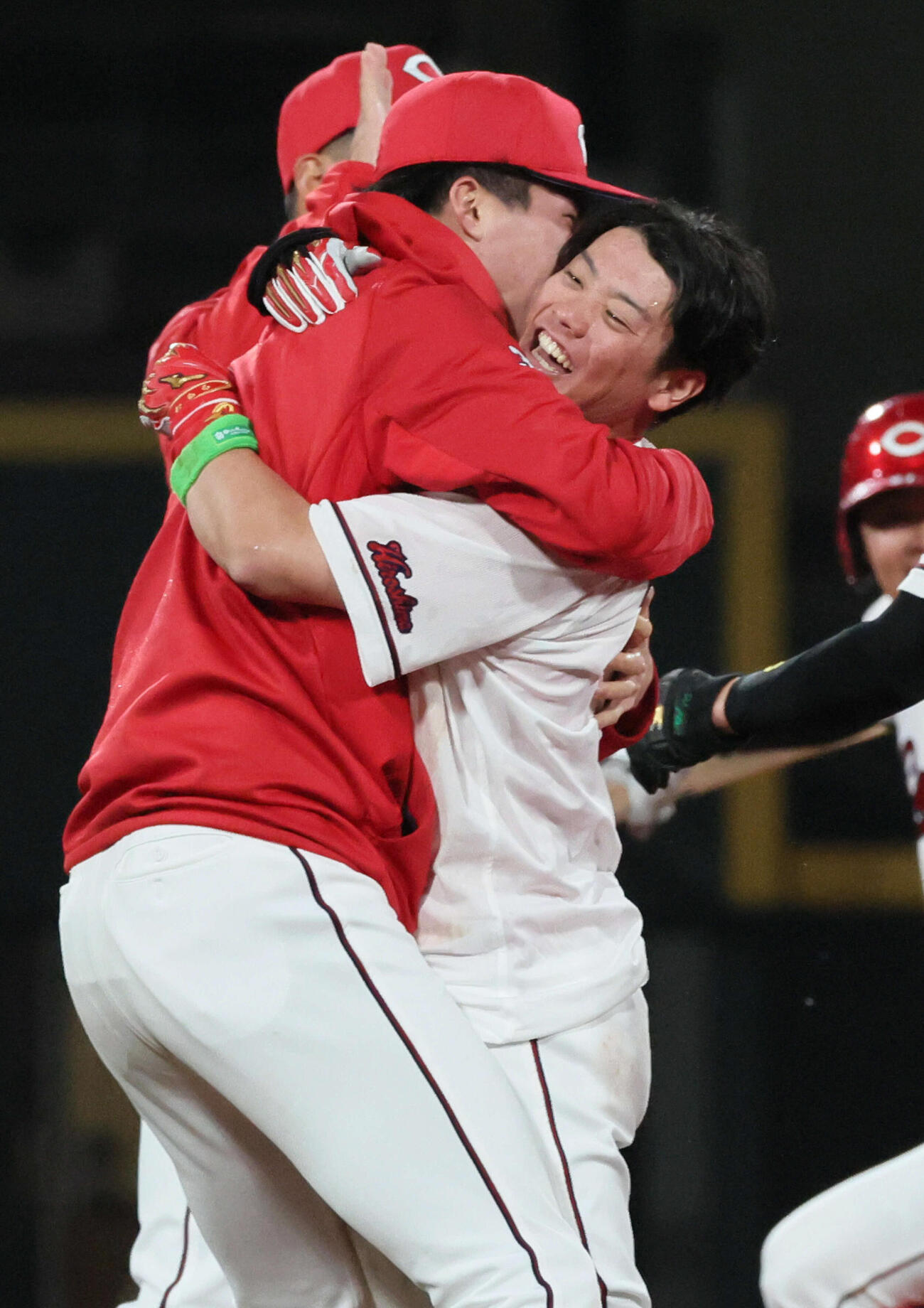 広島対中日　10回裏広島2死一、二塁、サヨナラ打を放った勝田（右）は新井監督と抱擁（撮影・加藤孝規）