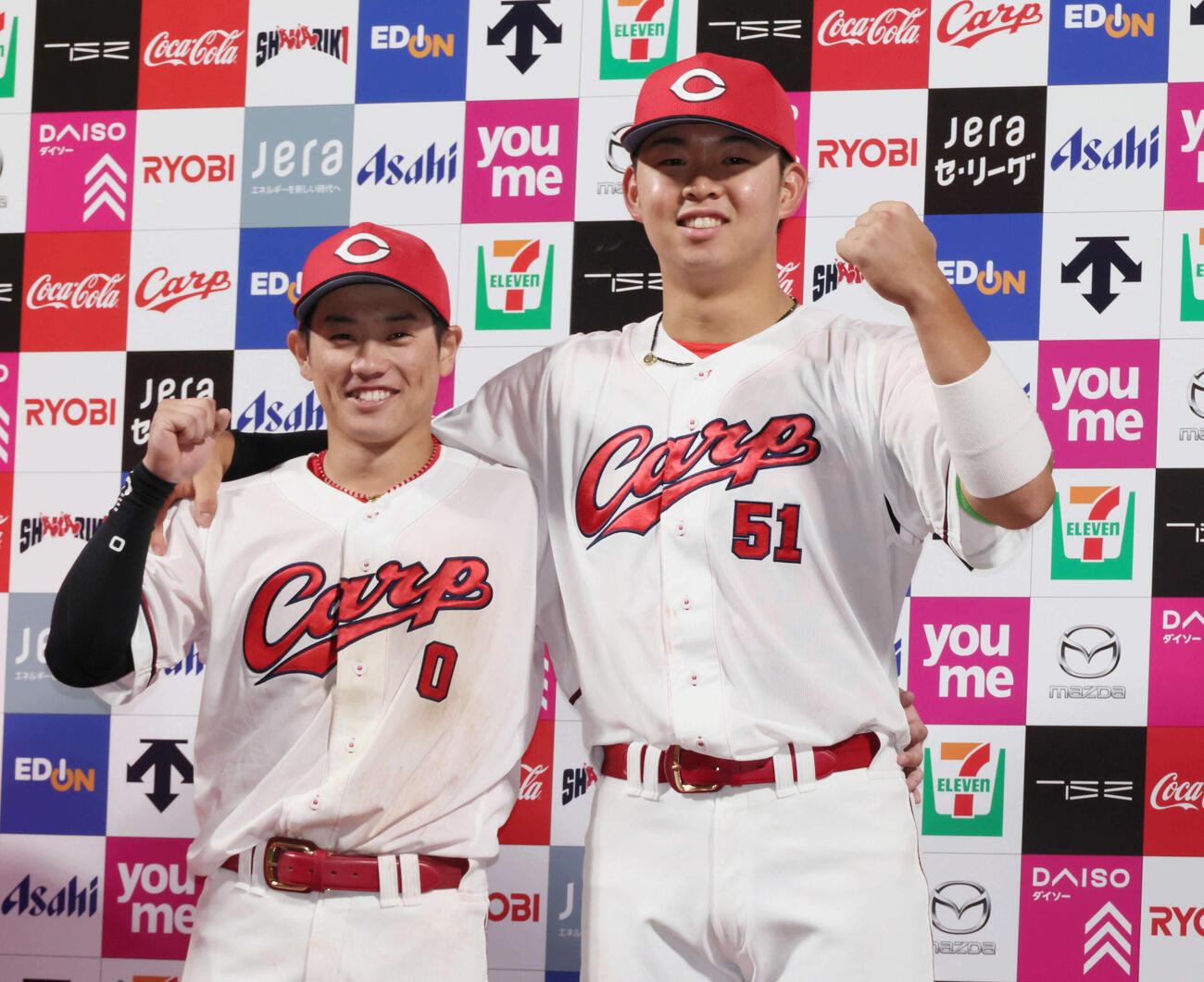 広島対中日　お立ち台でポーズを決め得る勝田（左）と平川（撮影・加藤孝規）