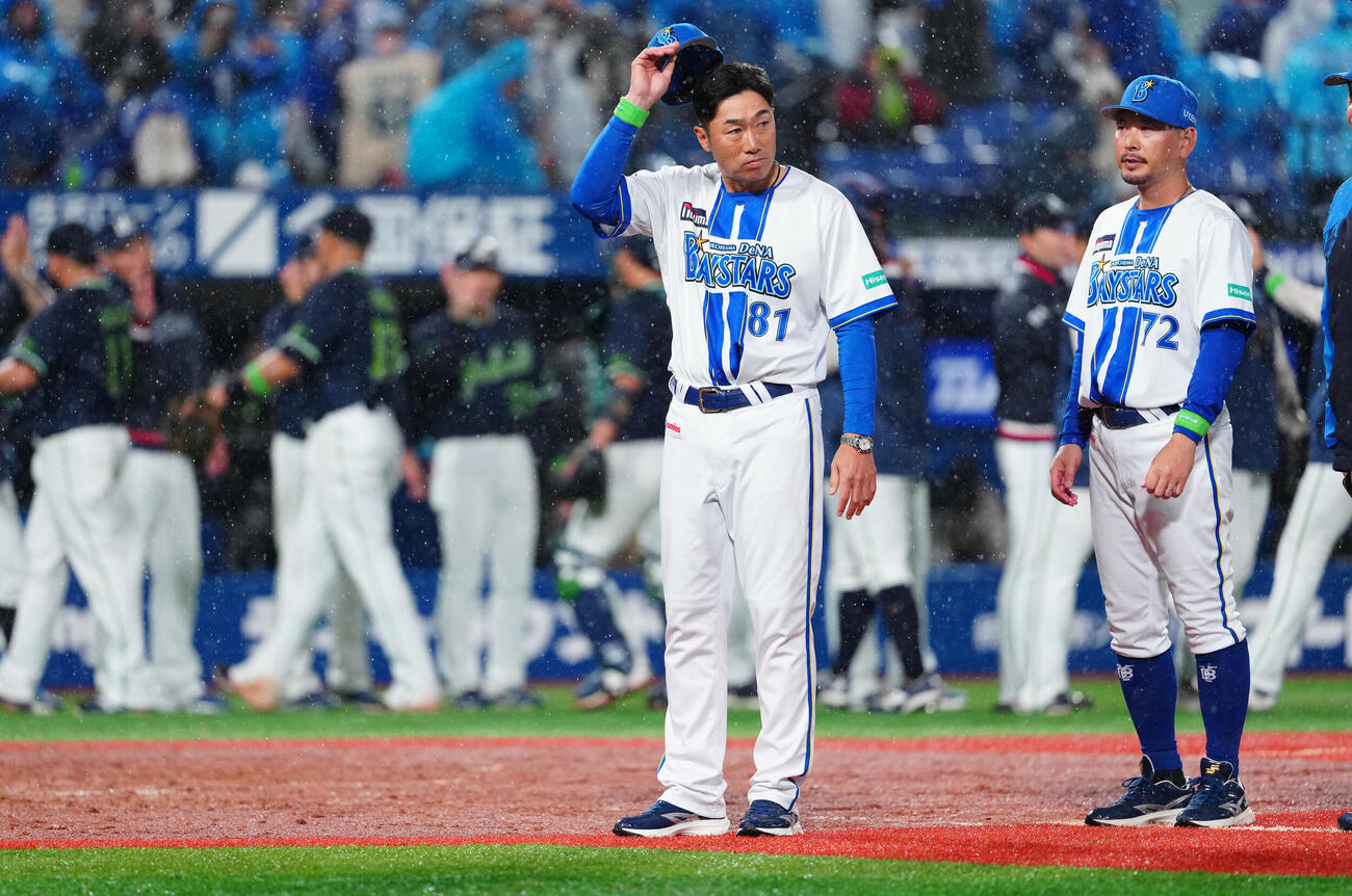 DeNA対ヤクルト　ヤクルトに敗れ、整列するDeNA相川監督（左）（撮影・鈴木みどり）