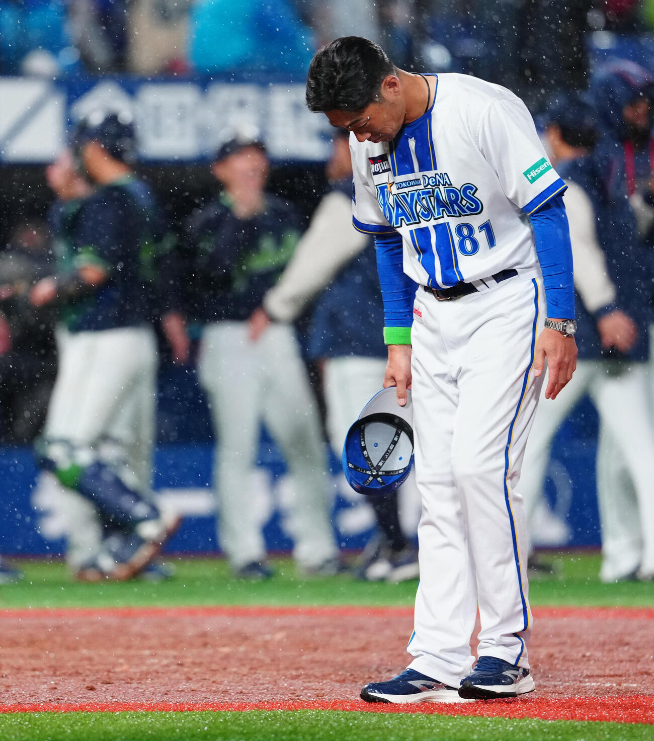 DeNA対ヤクルト　ヤクルトに敗れ、一礼するDeNA相川監督（撮影・鈴木みどり）