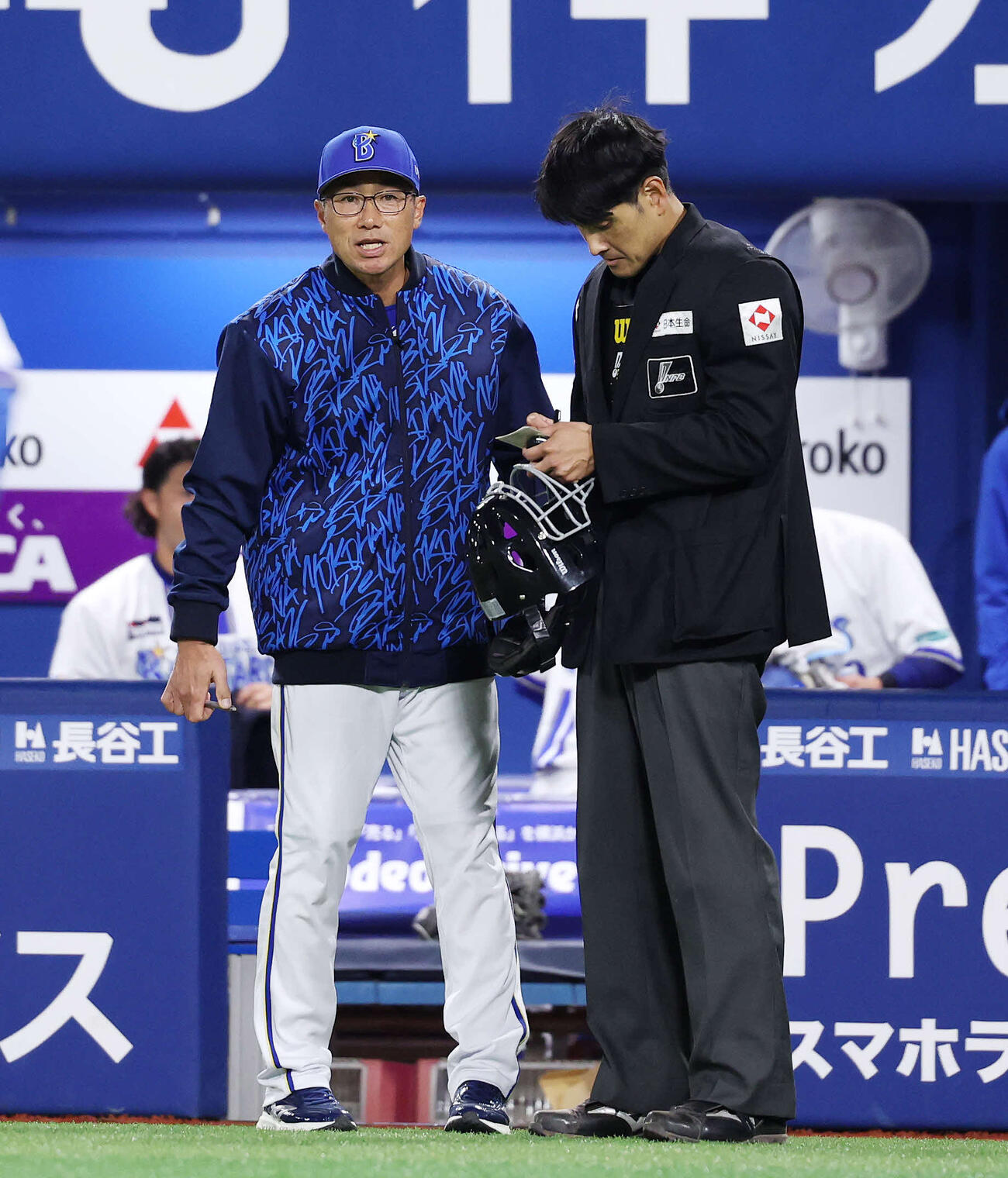 DeNA対ヤクルト　8回表、投手交代を告げるDeNA相川監督（撮影・鈴木正人）　