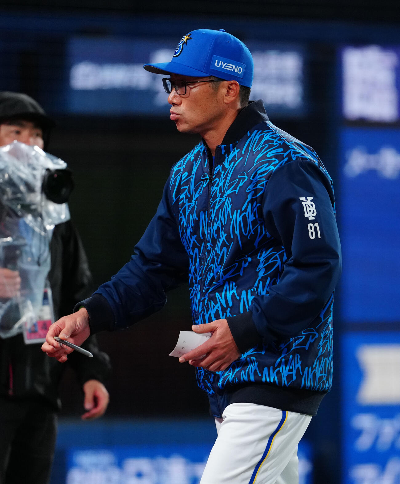 DeNA対ヤクルト　8回表の選手交代を告げ、ベンチへ戻るDeNA相川監督（撮影・鈴木みどり）