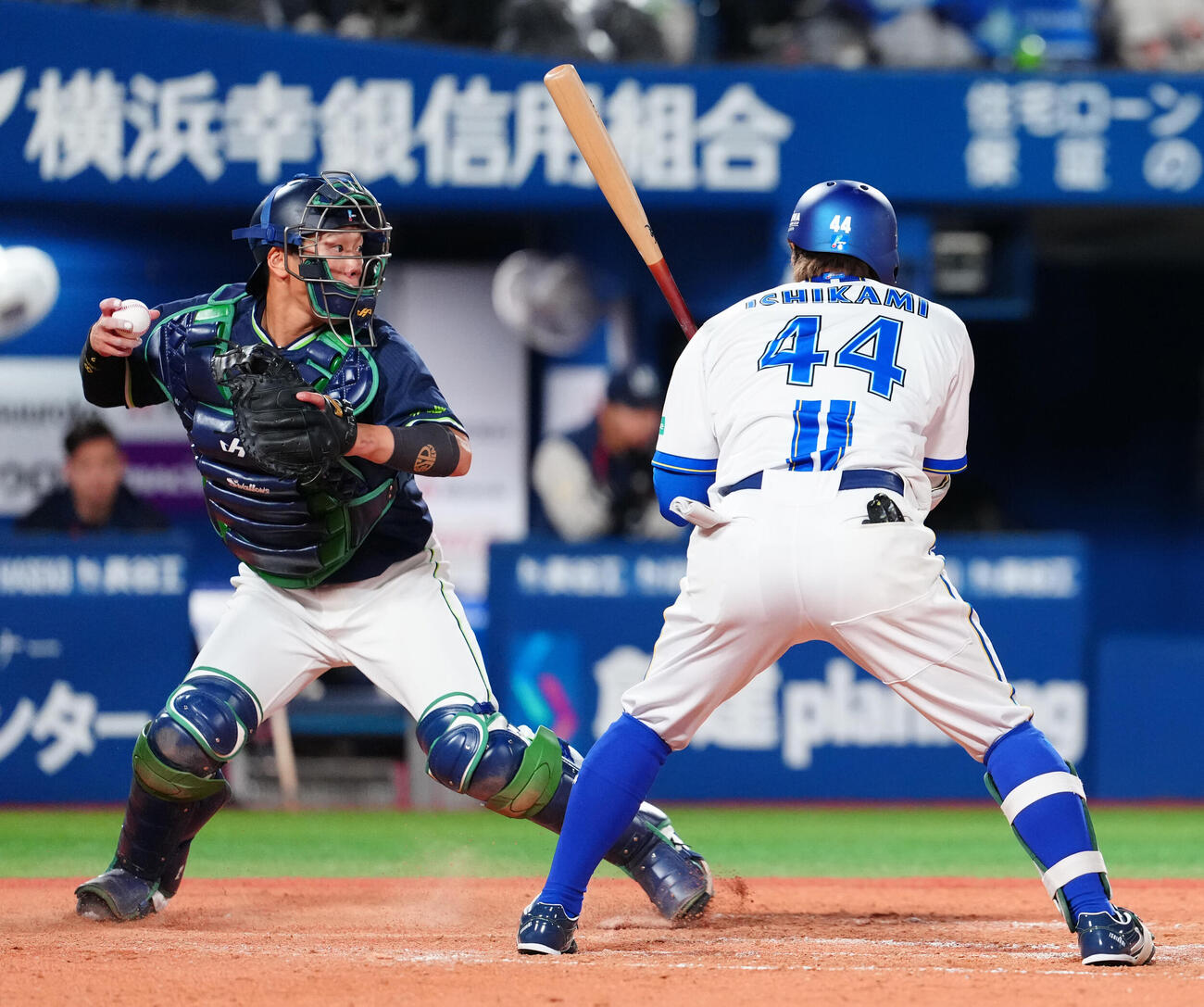 DeNA対ヤクルト　7回裏DeNA1死一塁、打者石上の時、一塁走者三森の二盗を刺す捕手古賀（撮影・鈴木みどり）