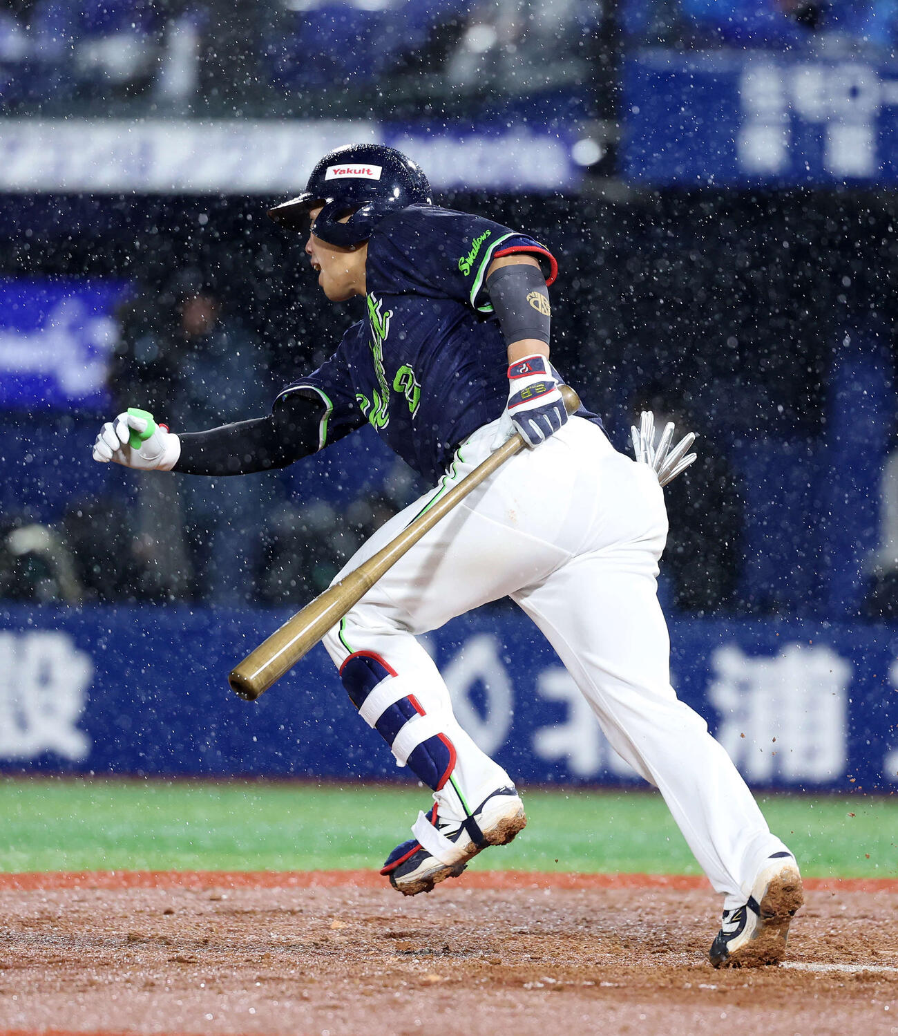 DeNA対ヤクルト　9回表ヤクルト2死一塁、古賀は右前打を放つ（撮影・鈴木正人）　