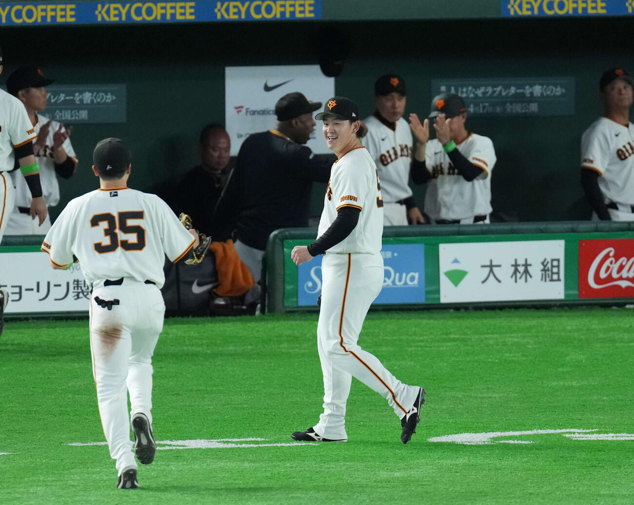 巨人対阪神　8回表を3人で抑え笑顔でナインを迎える北浦（撮影・増田悦実）