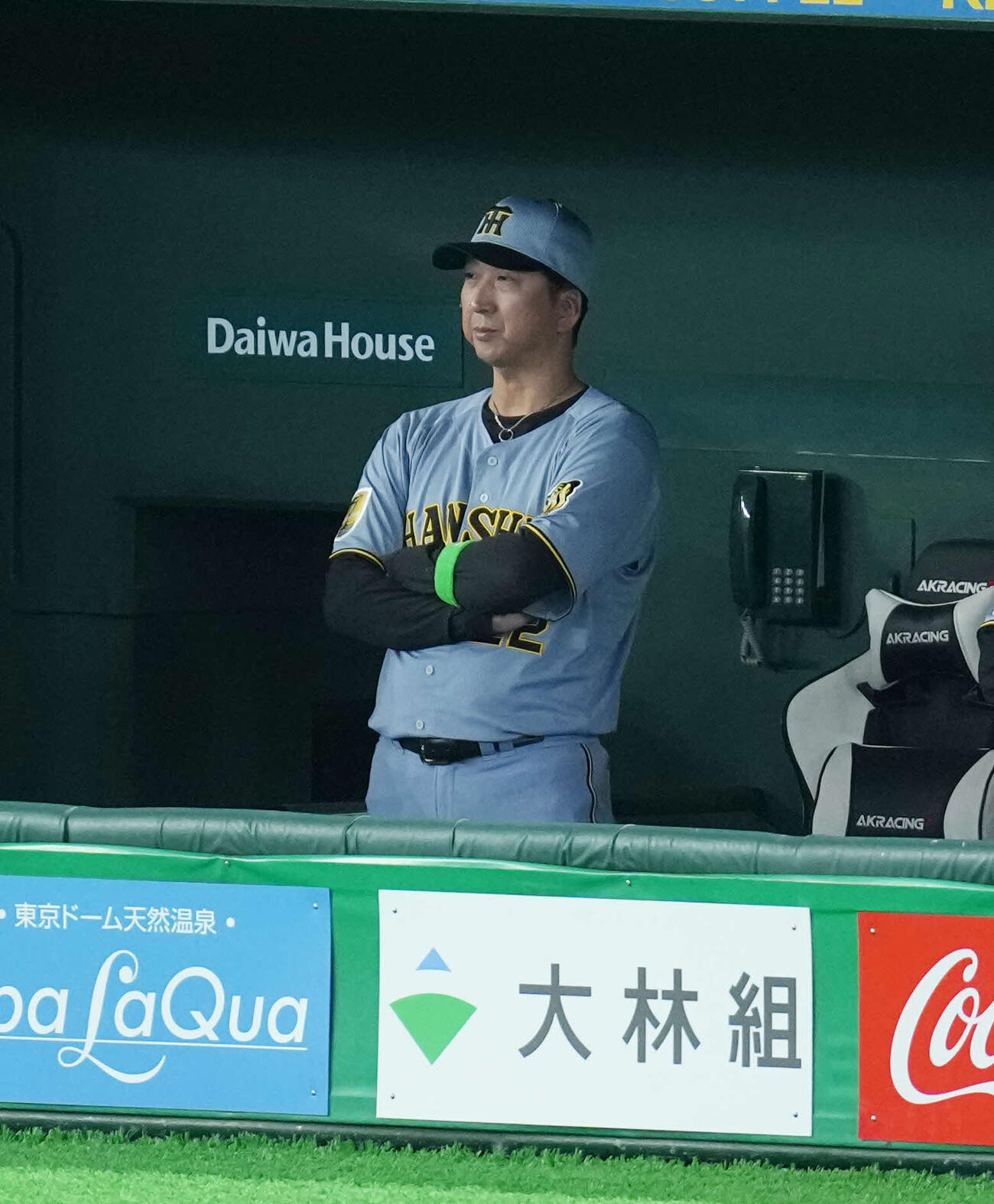 巨人対阪神　戦況を見守る阪神藤川監督（撮影・増田悦実）