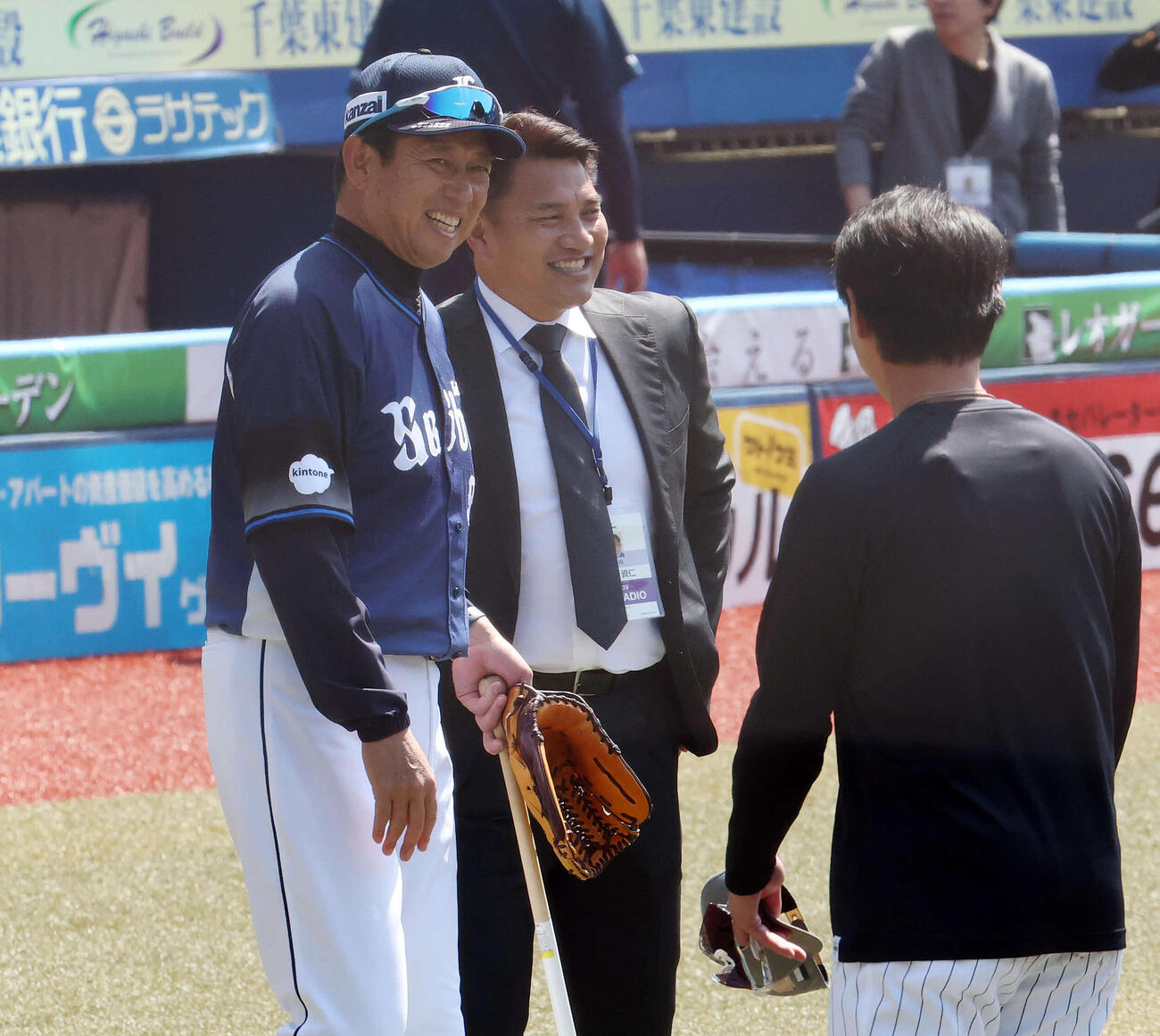ロッテ対西武　試合前、ロッテ毛利（右）に笑顔を見せる西武鳥越ヘッドコーチ（左）と井口氏（撮影・宮地輝）