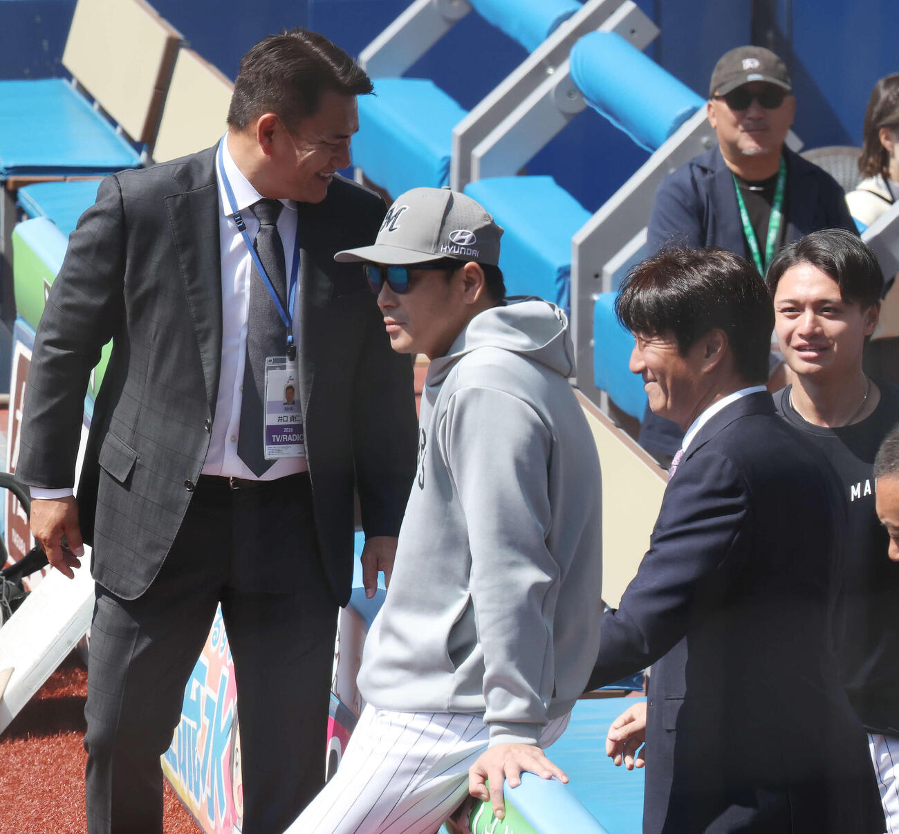 ロッテ対西武　試合前、井口氏（左）と薮田氏（中央右）にあいさつするロッテ毛利（右）。中央左はサブロー監督（撮影・宮地輝）