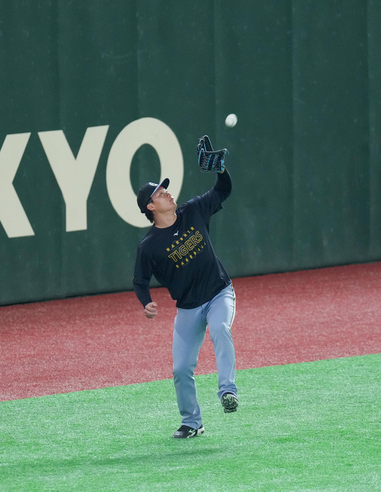 ノックを受ける阪神森下（撮影・増田悦実）