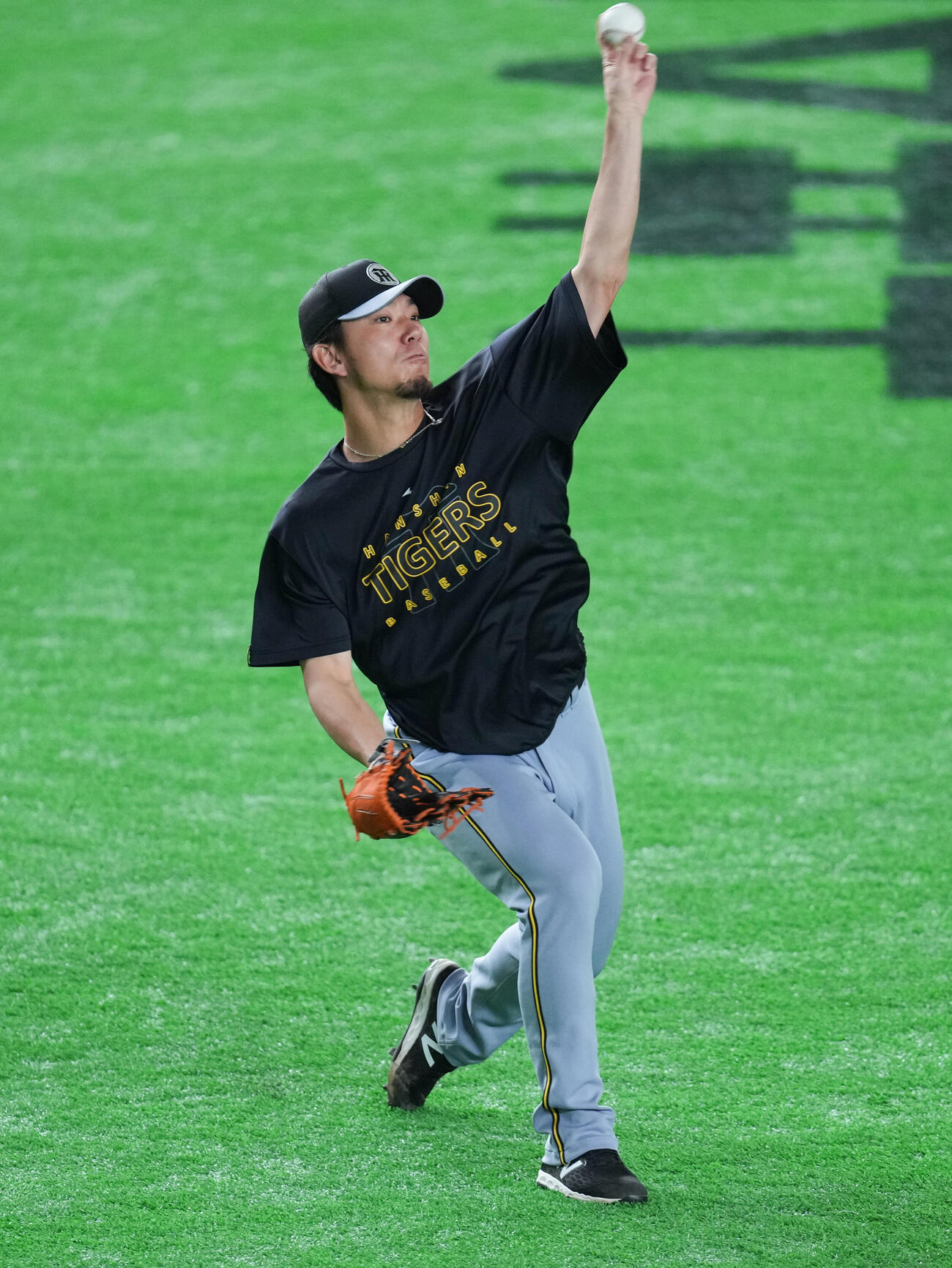 キャッチボールをする阪神伊藤（撮影・増田悦実）
