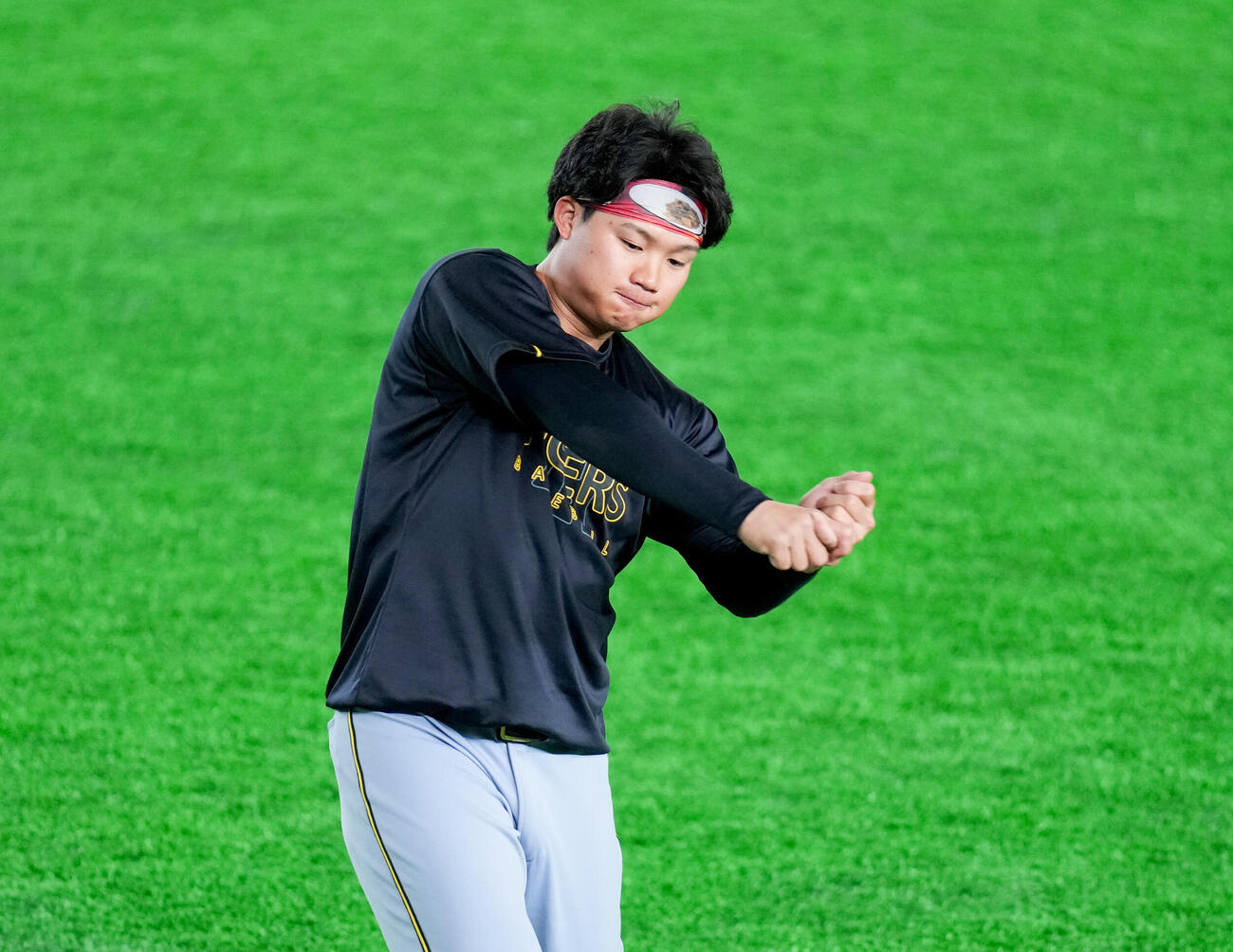 打撃のフォームを確認する阪神森下（撮影・増田悦実）