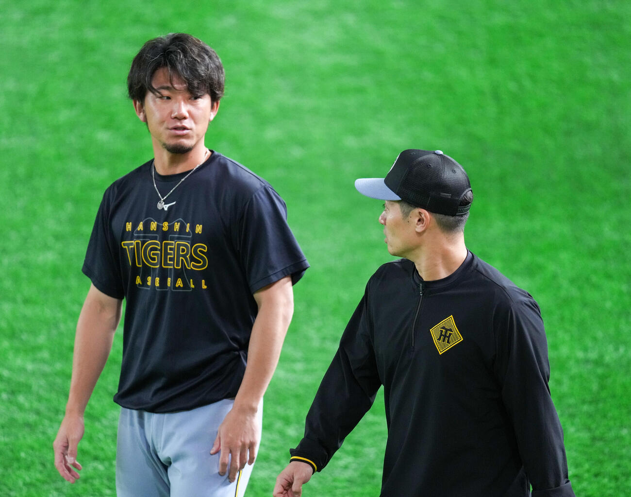 アップ中話をする阪神伊藤（左）と坂本（撮影・増田悦実）