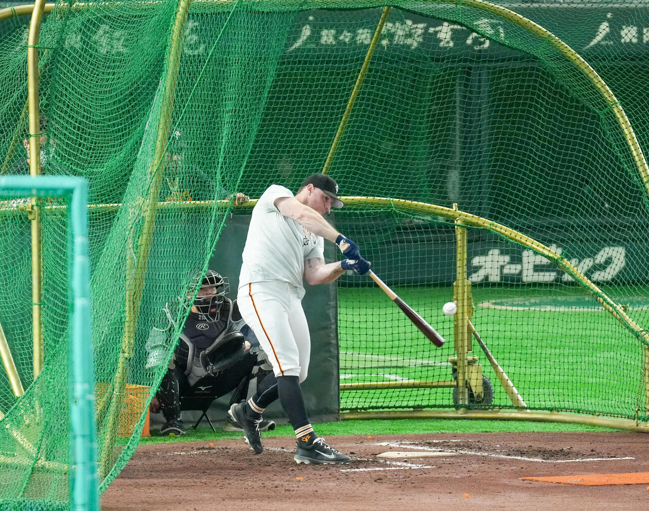 打撃練習をする巨人キャベッジ（撮影・増田悦実）