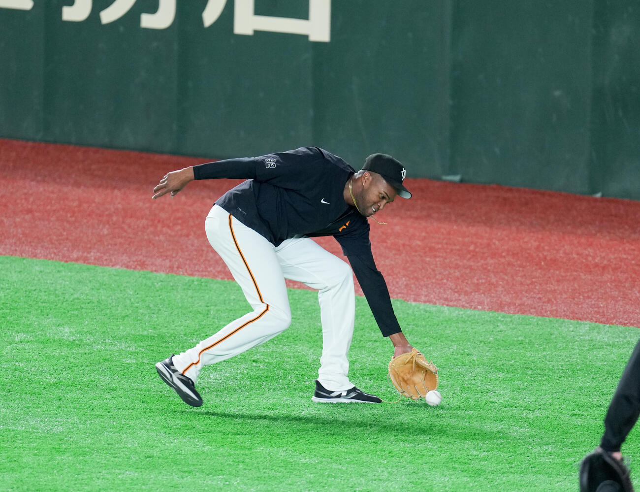 ノックを受ける巨人マルティネス（撮影・増田悦実）