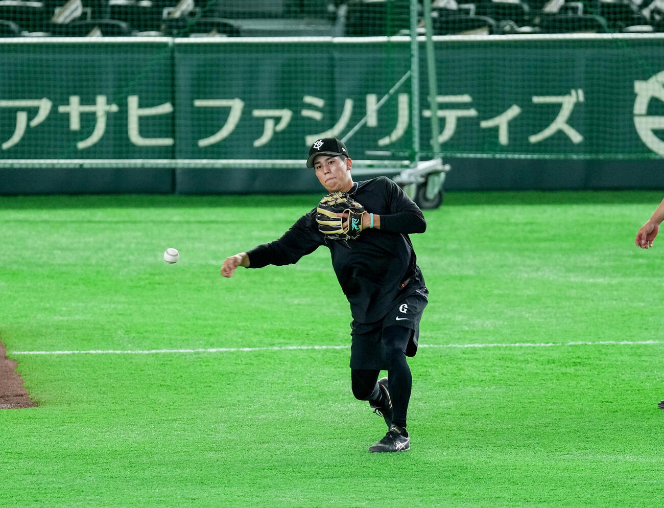 ノックを受ける巨人門脇（撮影・増田悦実）