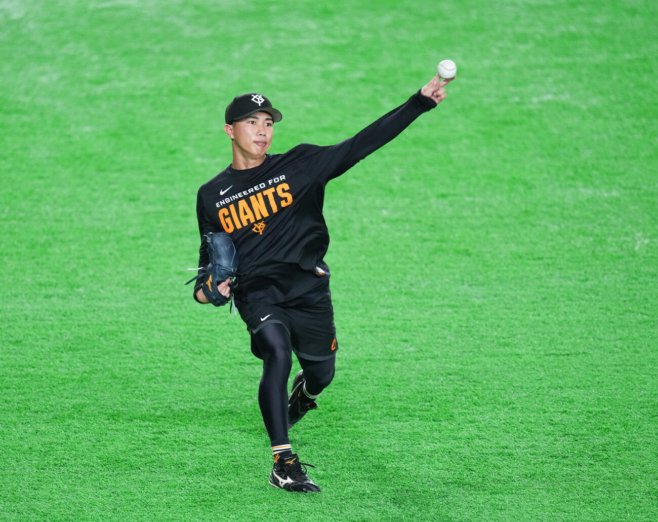 投げ込む巨人山城（撮影・増田悦実）