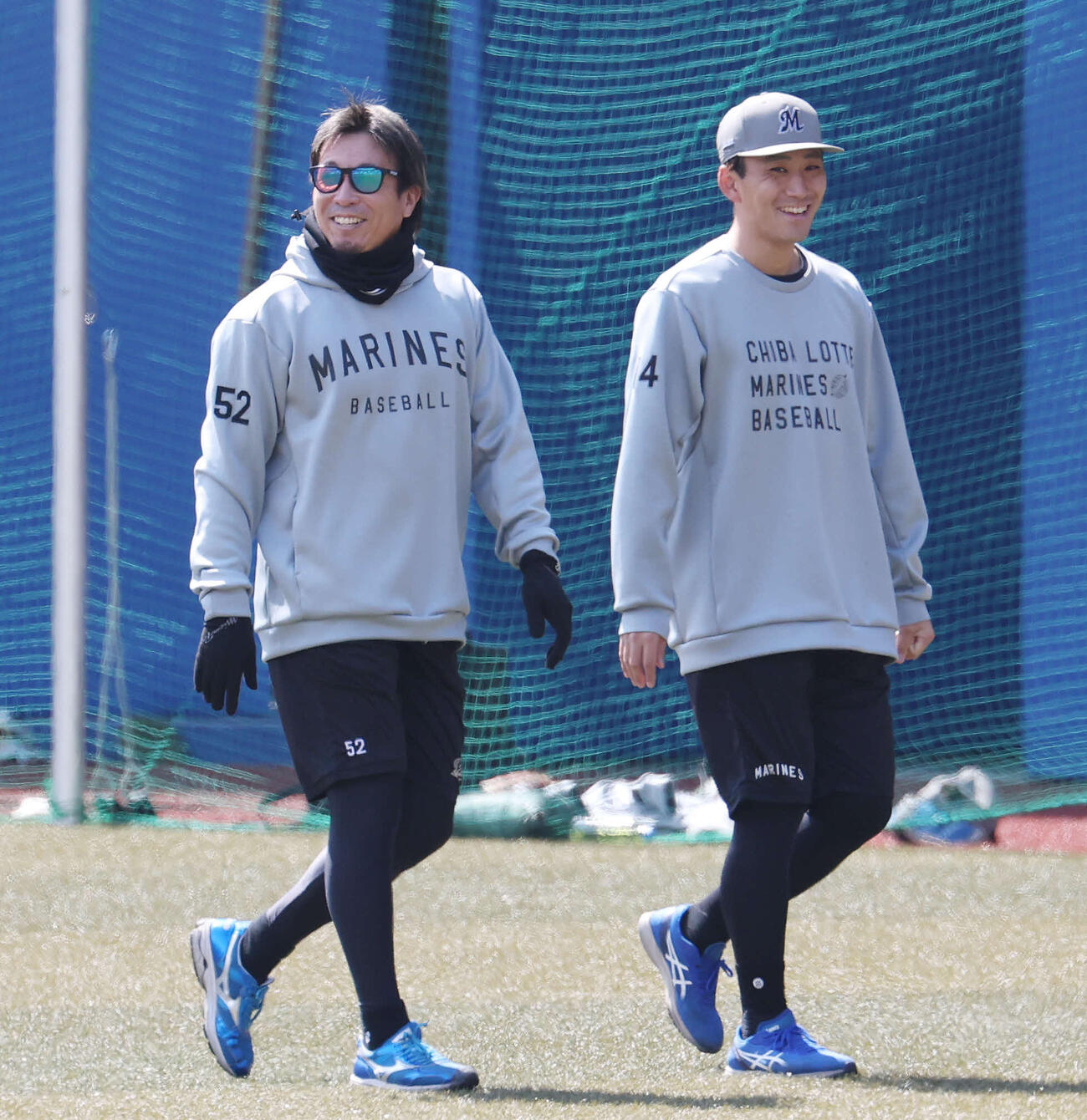 ロッテ対西武　試合前練習で笑顔を見せるロッテ益田（左）と小島（撮影・宮地輝）