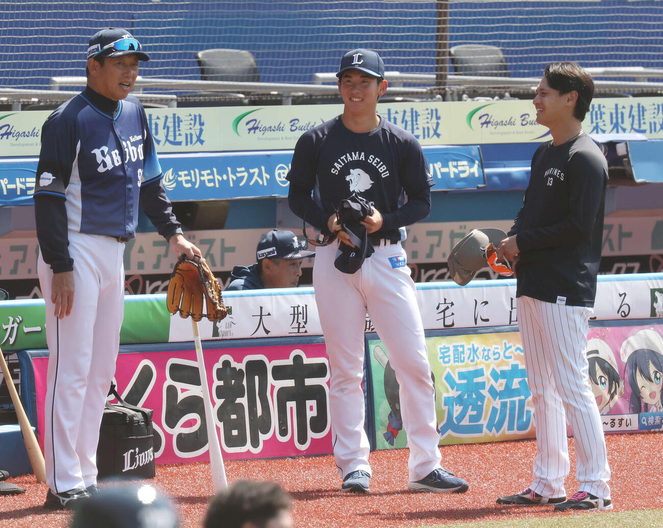 ロッテ対西武　試合前、あいさつを交わす西武鳥越ヘッドコーチ（左）、小島（中央）、ロッテ毛利（撮影・宮地輝）
