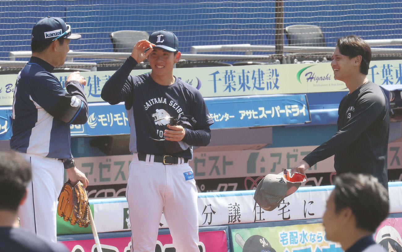 ロッテ対西武　試合前、あいさつを交わす西武鳥越ヘッドコーチ（左）、小島（中央）、ロッテ毛利（撮影・宮地輝）
