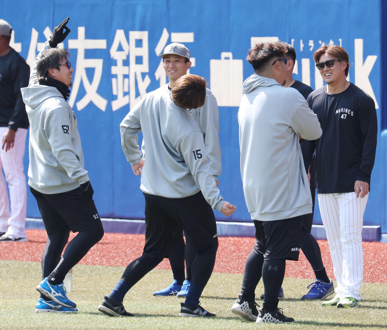 ロッテ対西武　試合前練習でロッテ益田（左）らと笑顔を見せる小島（中央）（撮影・宮地輝）