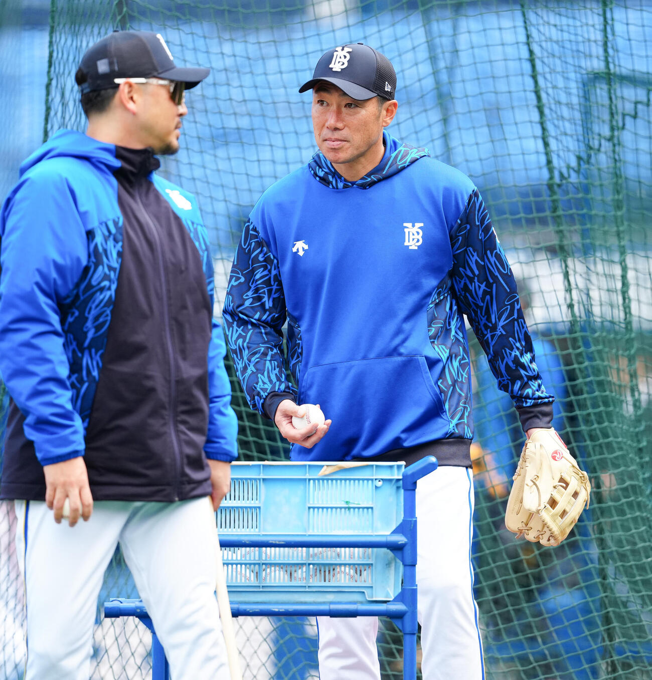 DeNA対ヤクルト　試合前練習を見守るDeNA相川監督（撮影・鈴木みどり）