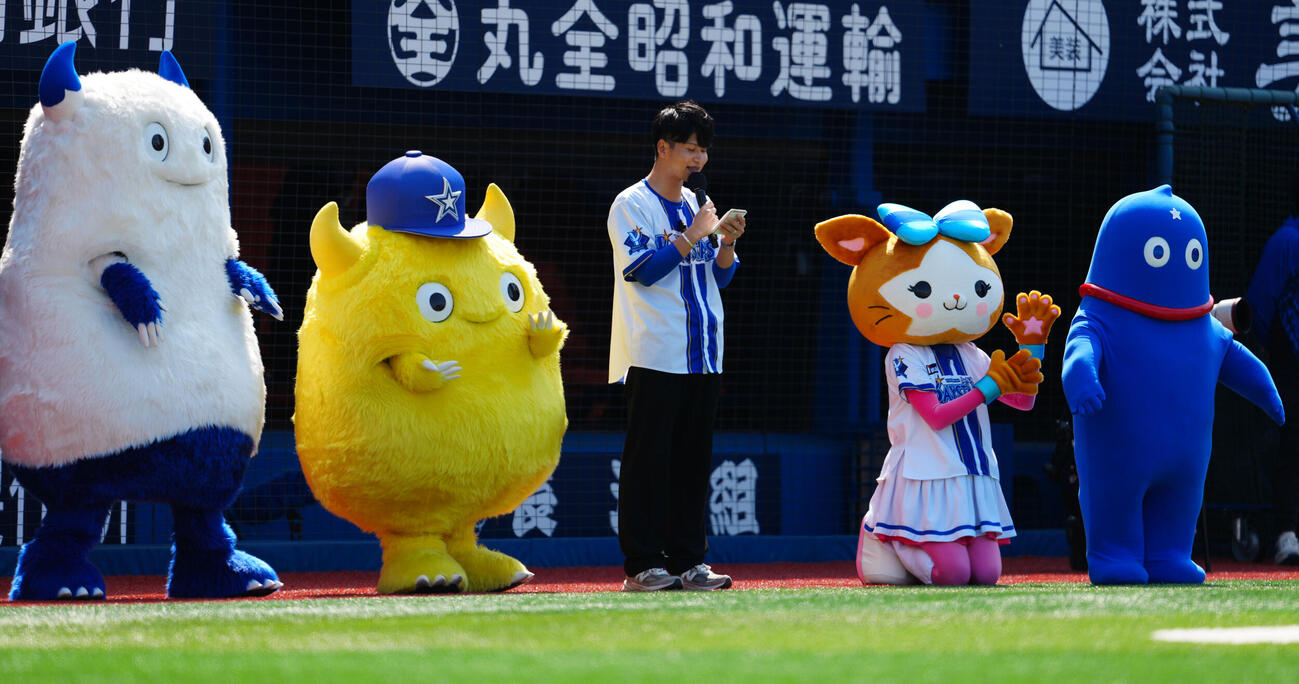 試合前、紹介されるウミオス（右）（撮影・鈴木みどり）