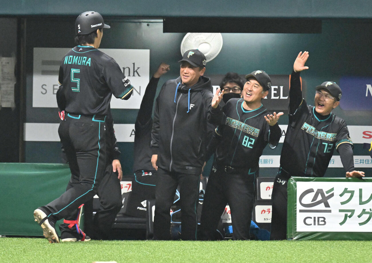 ソフトバンク対日本ハム　2回表日本ハム2死、野村（左）は先制本塁打を放ちナインに祝福を受ける（撮影・林敢治）