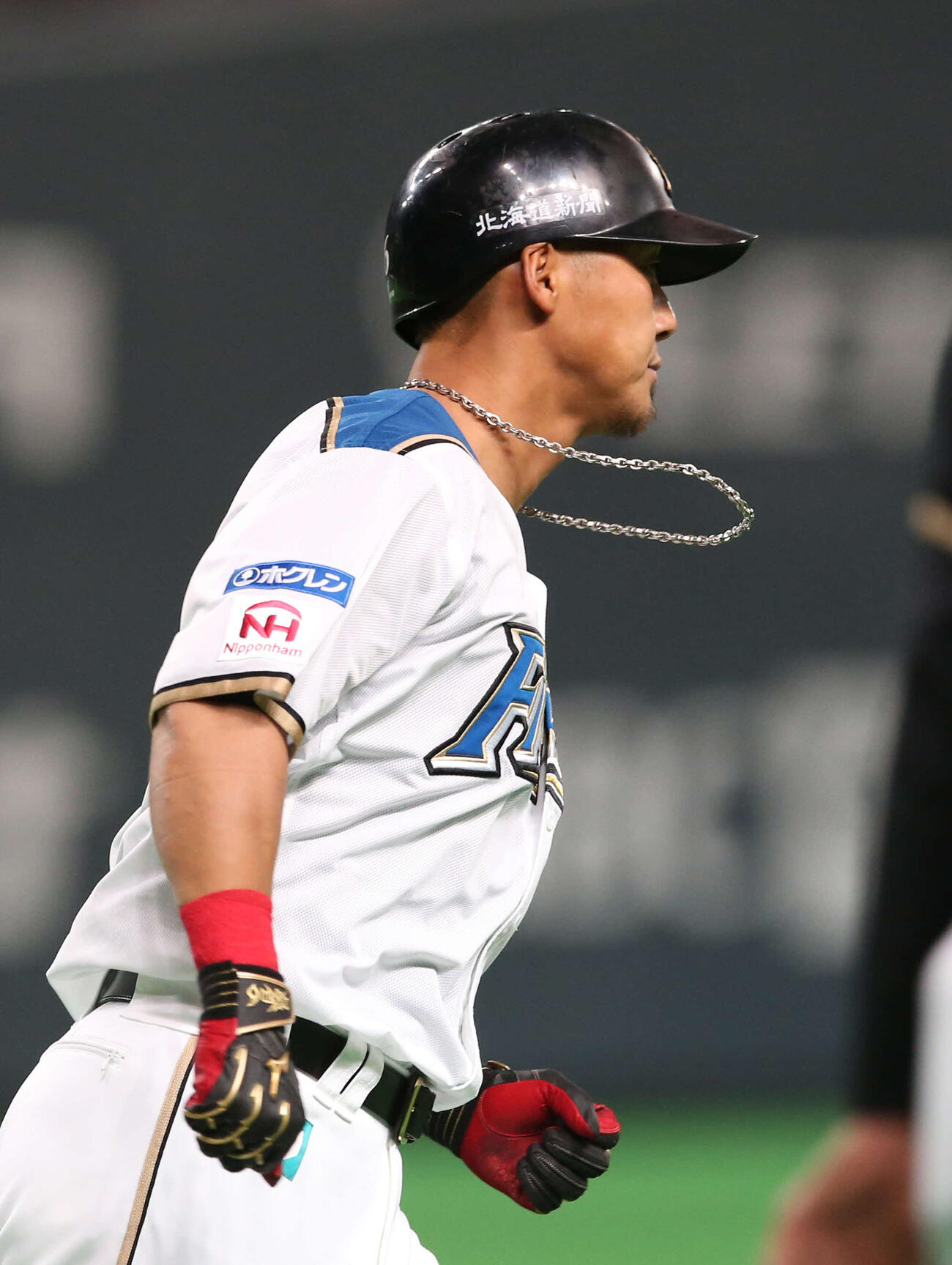 日本ハム時代、本塁打を放ちネックレスをなびかせながらベースを回る中田翔氏（2015年4月撮影）