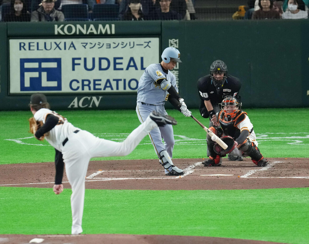 巨人対阪神　2回表阪神無死、安打を放つ高橋。投手ハワード（撮影・増田悦実）
