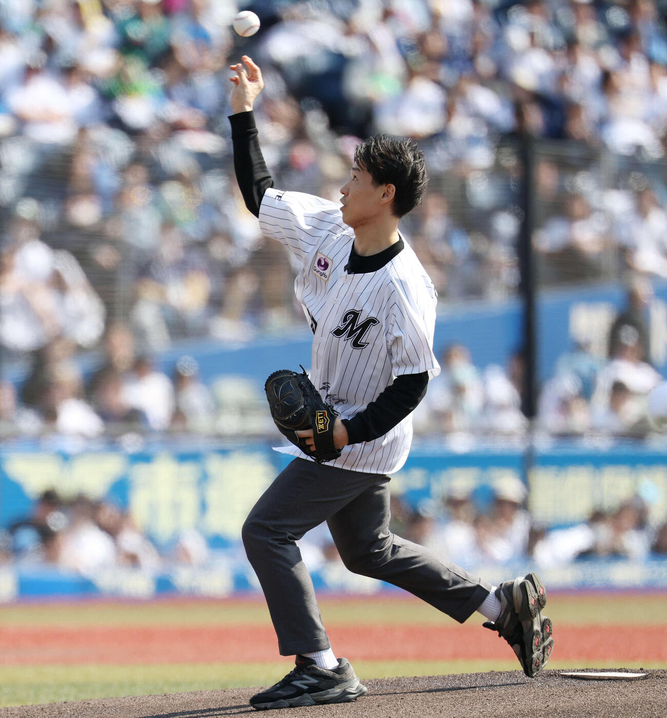 ロッテ対西武　始球式を務める大阪桐蔭高校野球部OBの福森大翔さん（撮影・宮地輝）