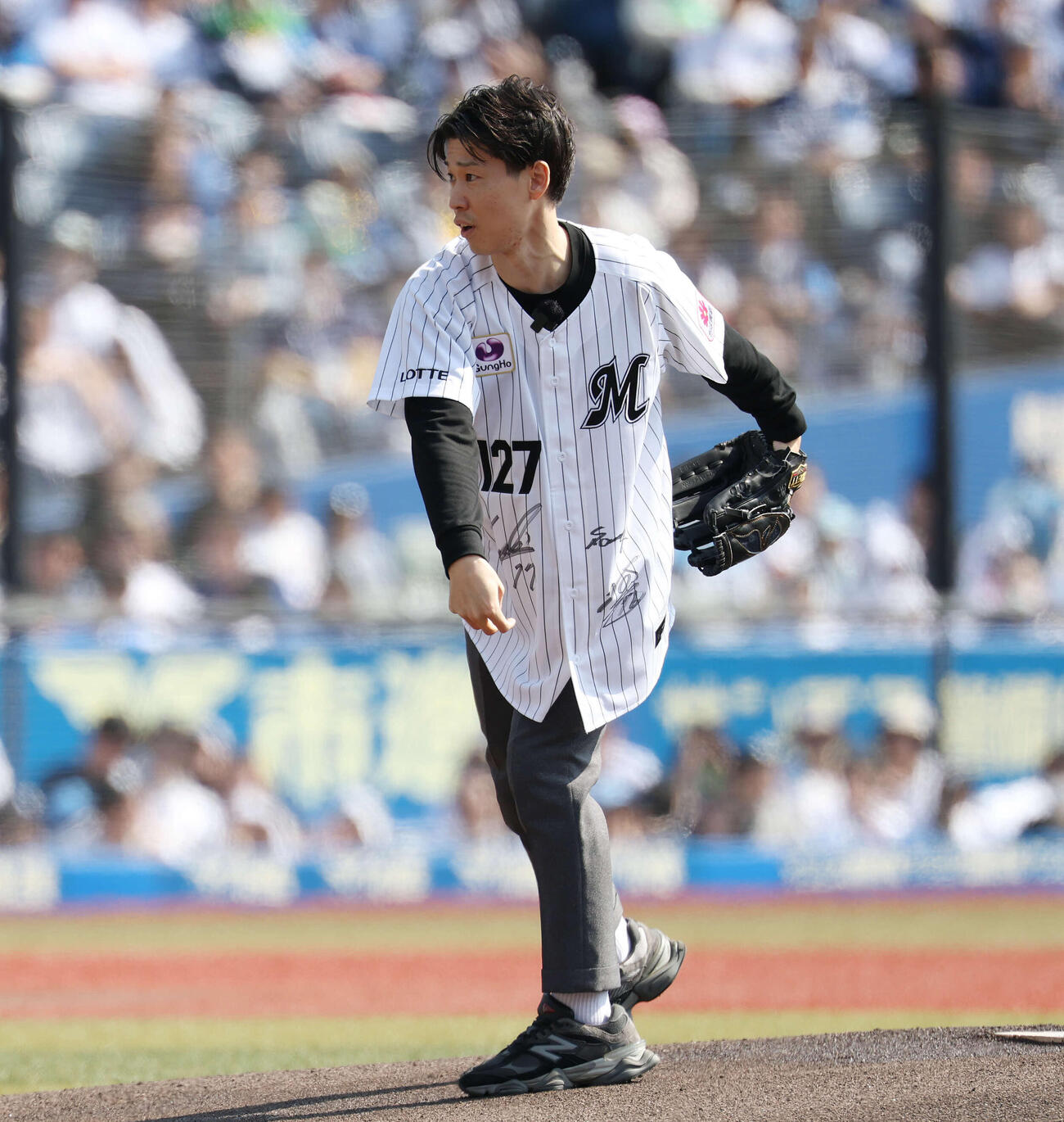 ロッテ対西武　始球式を務める大阪桐蔭高校野球部OBの福森大翔さん（撮影・宮地輝）