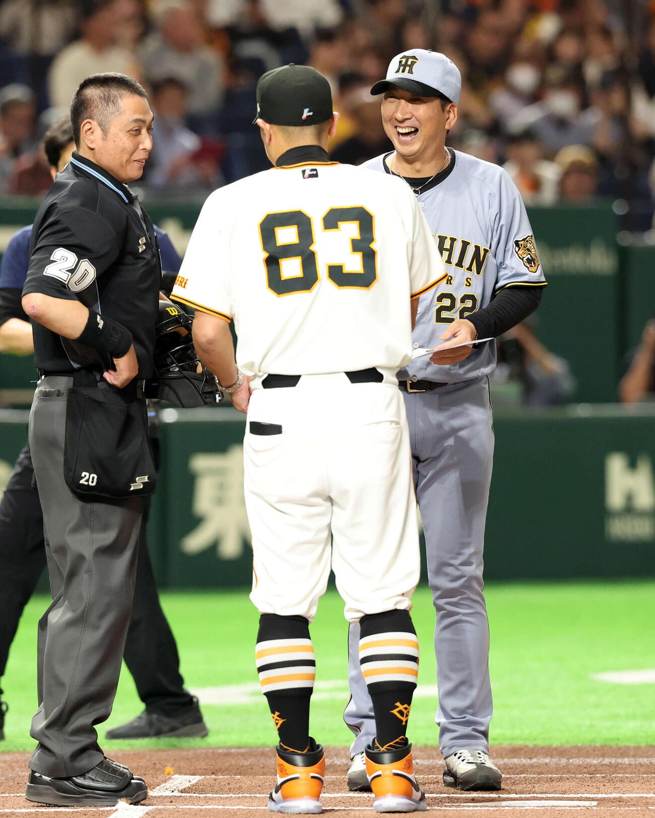 巨人対阪神　メンバー最終確認で、巨人阿部監督（手前）と笑顔で話す阪神藤川監督（撮影・浅見桂子）