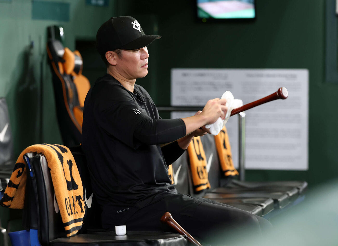 巨人対阪神　練習を終え、バットを磨く巨人坂本勇（撮影・浅見桂子）