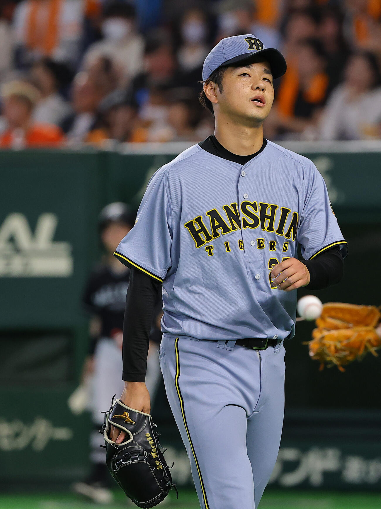 巨人対阪神　5回裏巨人2死一、二塁、中山を二ゴロに打ち取りベンチに引き揚げる高橋（撮影・上田博志）