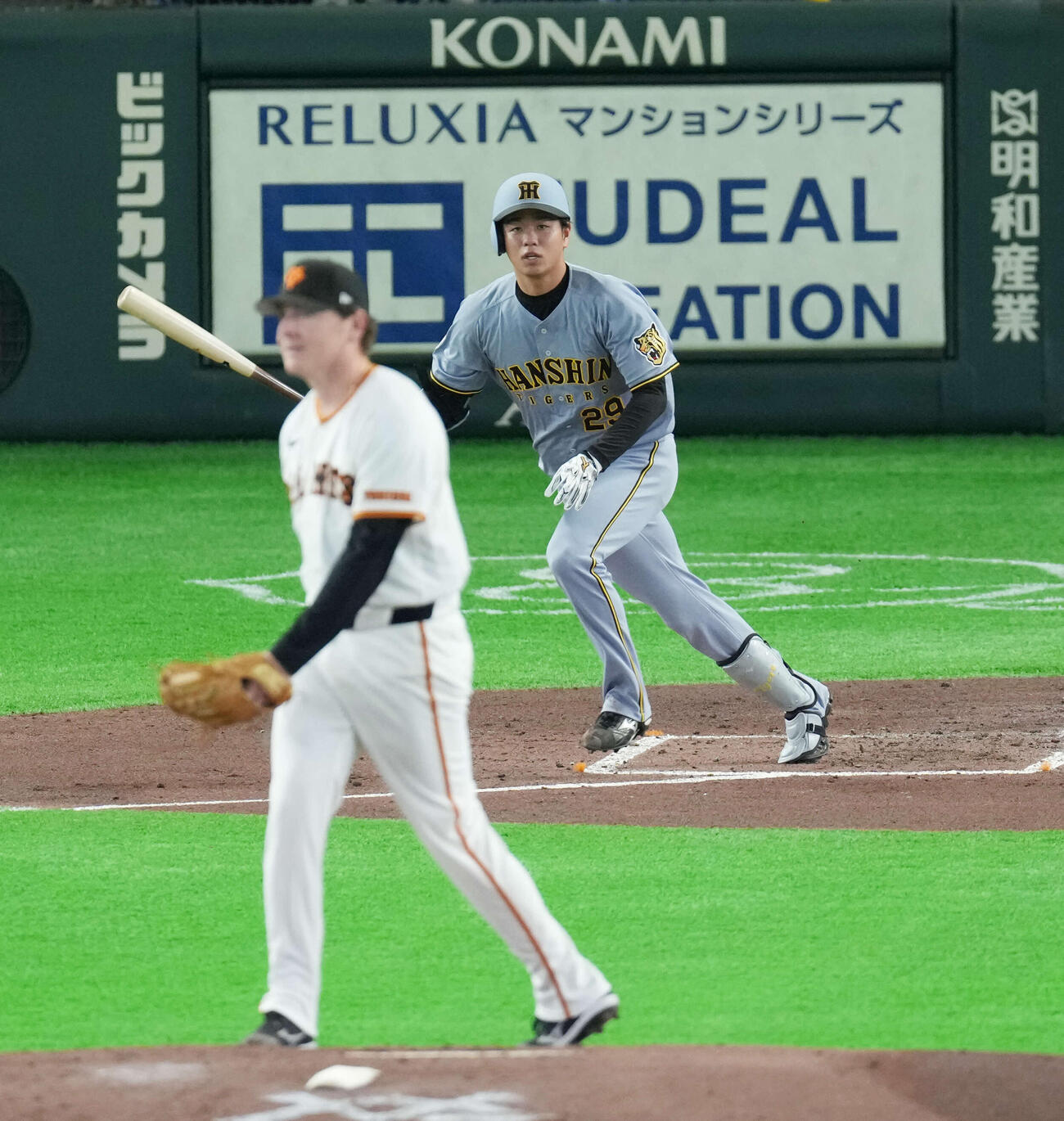 巨人対阪神　2回表阪神無死、安打を放つ高橋。投手はハワード（撮影・増田悦実）