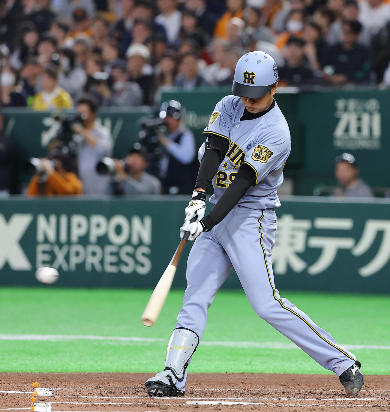 巨人対阪神　3回表阪神無死、高橋は安打を放つ（撮影・上田博志）