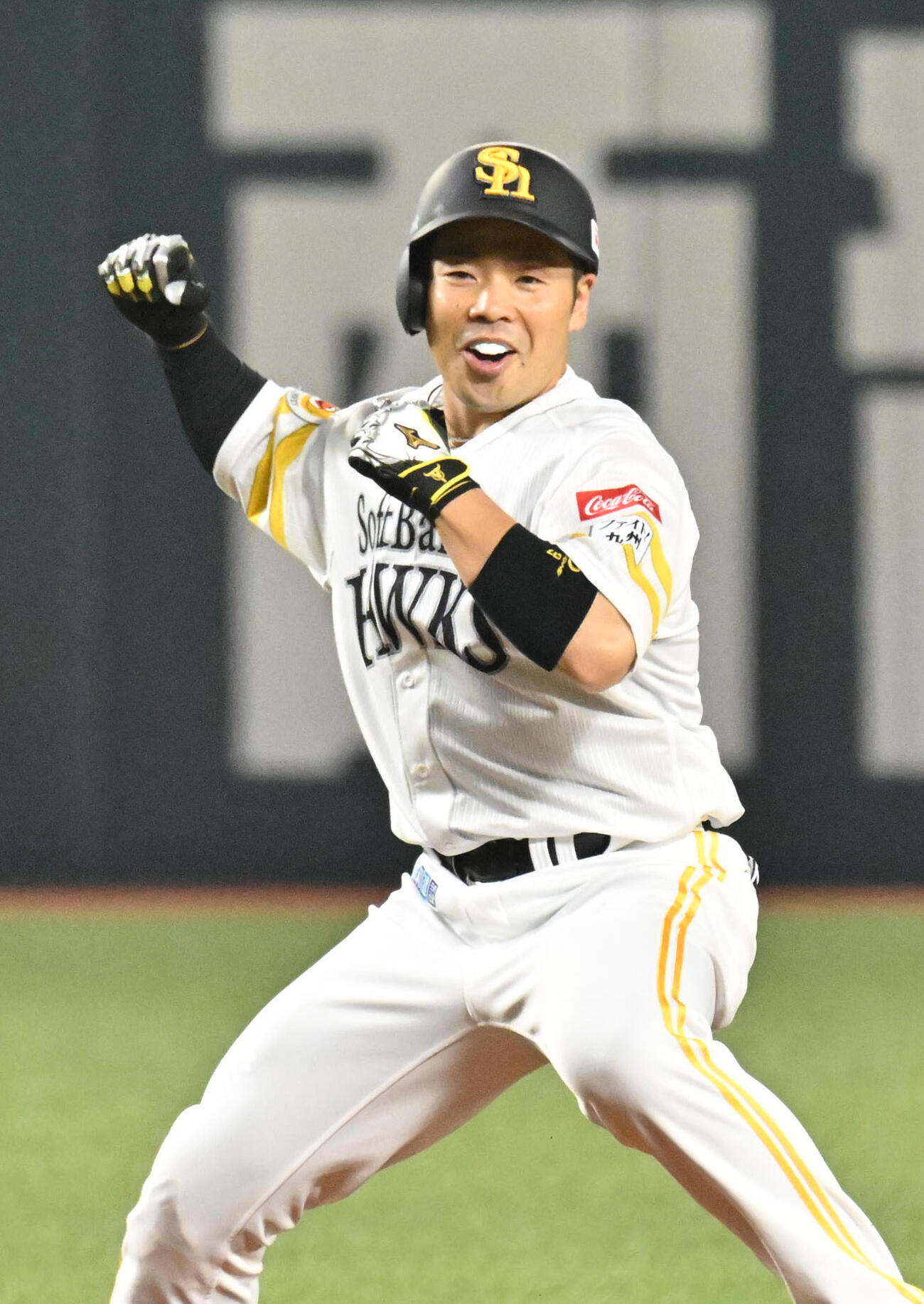 ソフトバンク対日本ハム　5回裏ソフトバンク2死満塁、近藤は逆転3点適時打を放つ（撮影・林敢治）