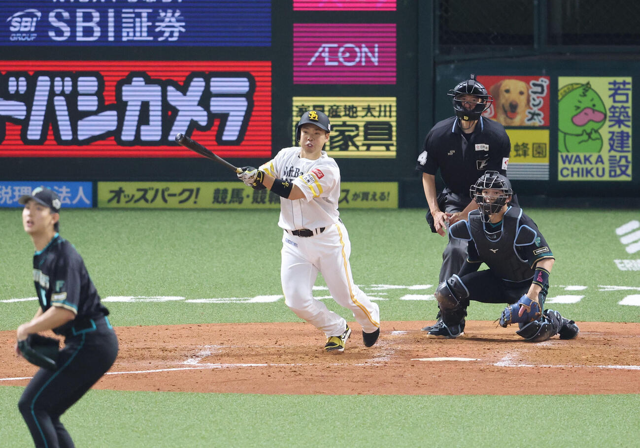 ソフトバンク対日本ハム　5回裏ソフトバンク2死満塁、近藤は逆転となる中越え適時二塁打を放つ（撮影・梅根麻紀）
