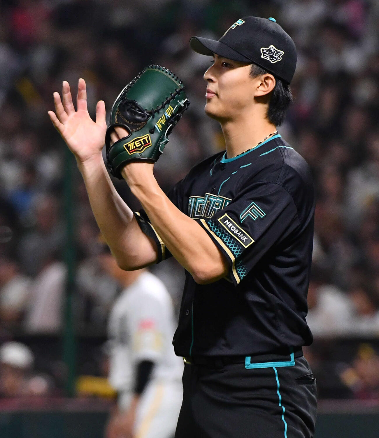ソフトバンク対日本ハム　4回裏ソフトバンク2死一、二塁、山川を遊ゴロに抑え、グラブをたたく達（撮影・岩下翔太）