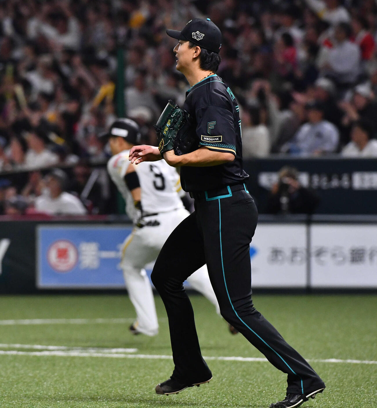 ソフトバンク対日本ハム　5回裏ソフトバンク2死満塁、近藤（左）に逆転の3点適時二塁打を打たれた達（撮影・岩下翔太）