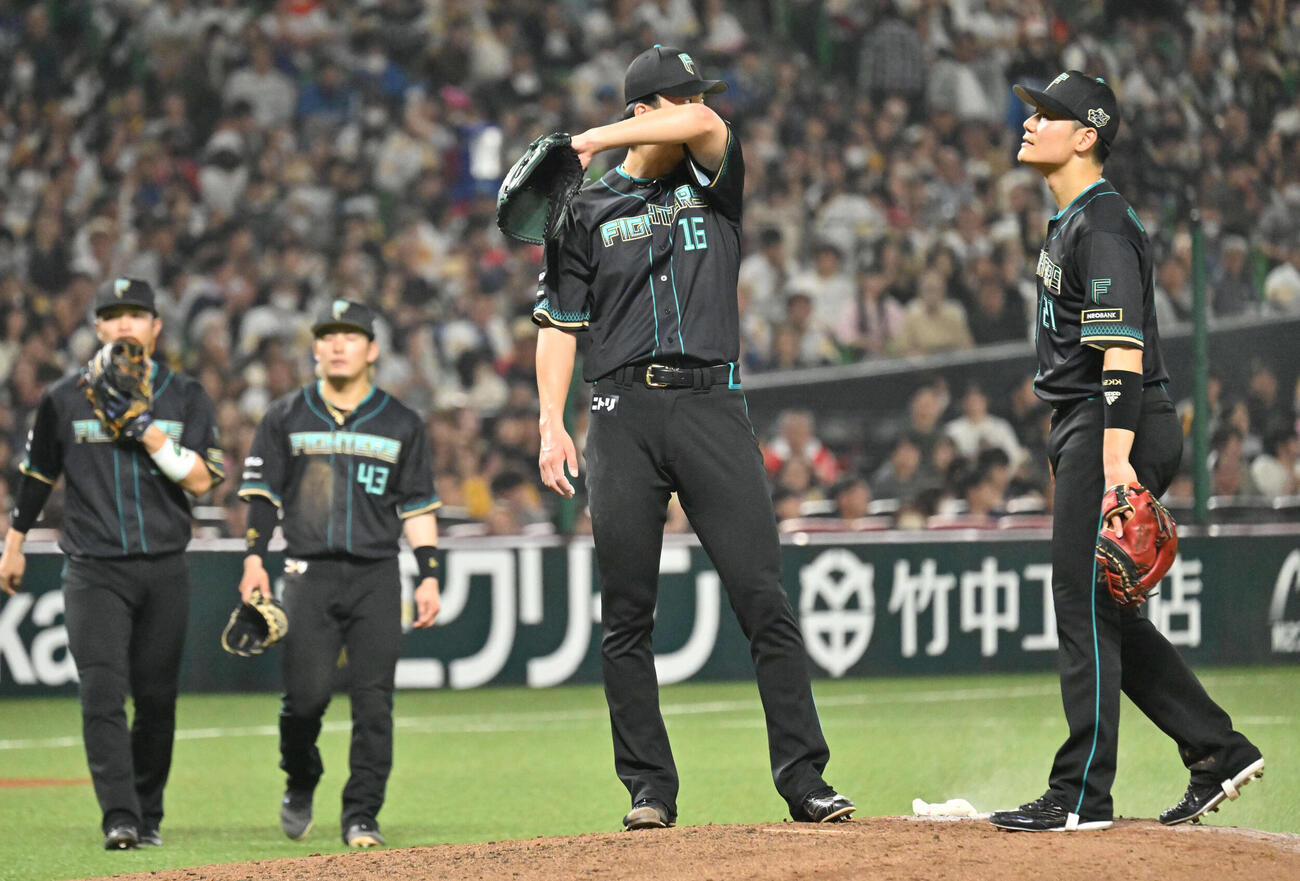ソフトバンク対日本ハム　5回裏ソフトバンク2死一、二塁、降板する達（中央）（撮影・林敢治）