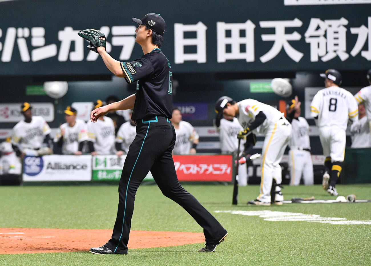 ソフトバンク対日本ハム　5回裏ソフトバンク2死満塁、近藤に逆転の3点適時二塁打を打たれた達（撮影・岩下翔太）