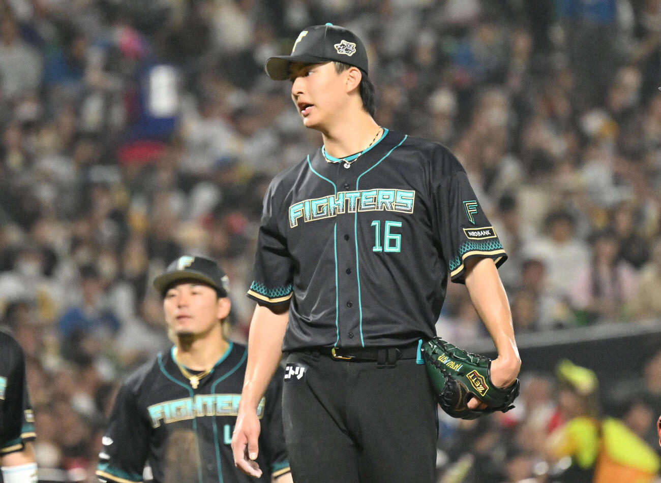 ソフトバンク対日本ハム　5回裏ソフトバンク2死一、二塁、降板する達（撮影・林敢治）