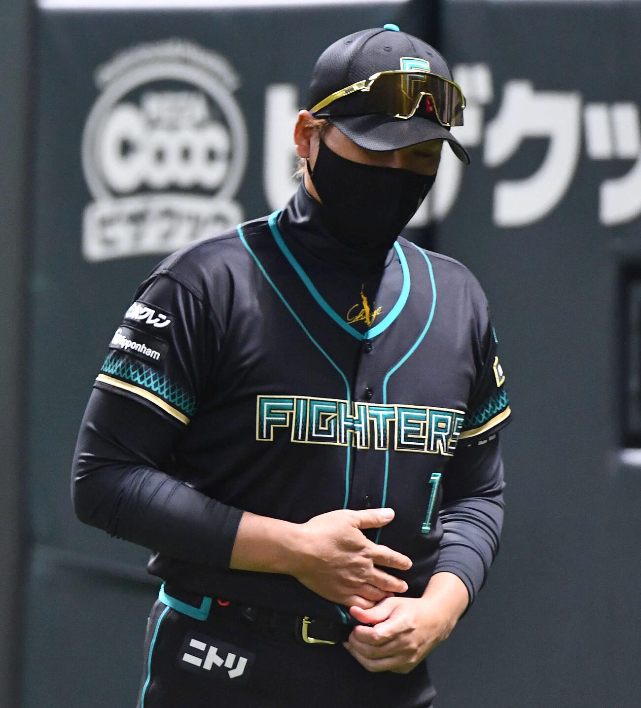 ソフトバンク対日本ハム　5回裏、投手の交代を告げ、厳しい表情でベンチへ戻る新庄監督（撮影・岩下翔太）