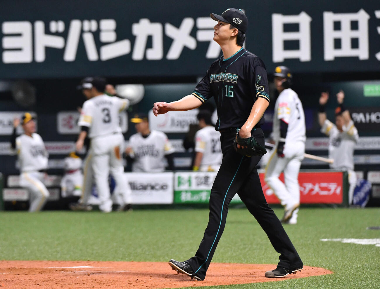 ソフトバンク対日本ハム　5回裏ソフトバンク2死一、二塁、山川に左前適時打を打たれた達（撮影・岩下翔太）