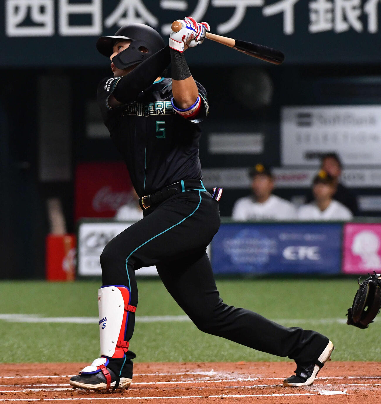 ソフトバンク対日本ハム　2回表日本ハム2死、野村は先制の左越え本塁打を放つ（撮影・岩下翔太）