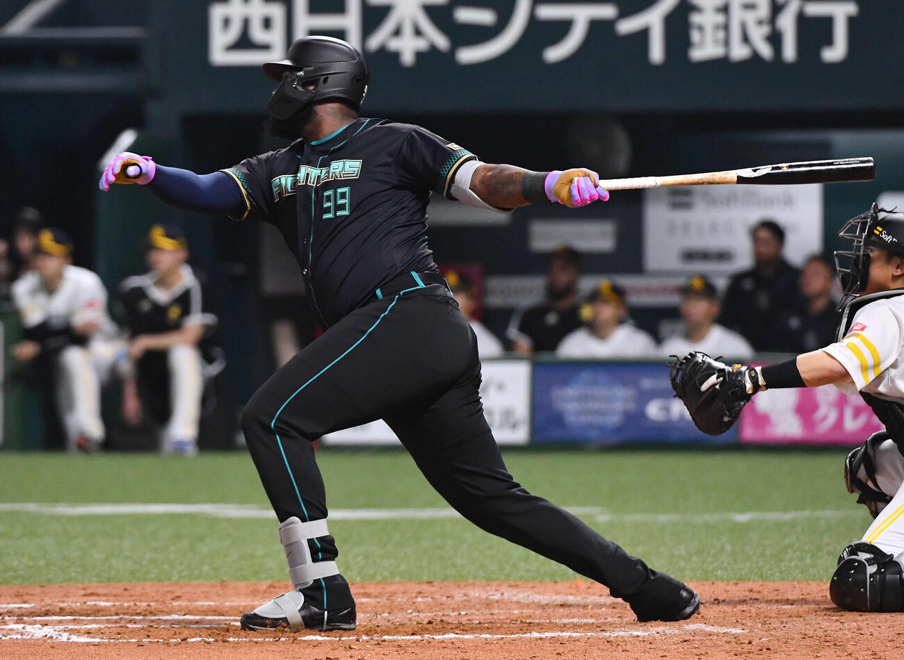 ソフトバンク対日本ハム　9回表日本ハム1死一、二塁、レイエスは右中間へ適時二塁打を放つ（撮影・岩下翔太）