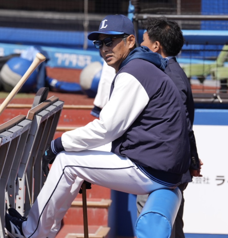 練習を見守る西武西口監督（撮影・小島史椰）